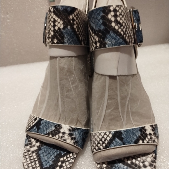 Sigerson Morrison stylish Blue and White Snake Print Women's Shoes - Picture 3 of 6